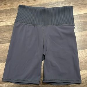 Vuori Women’s Rib Studio Short. Size Small. Slate Grey.